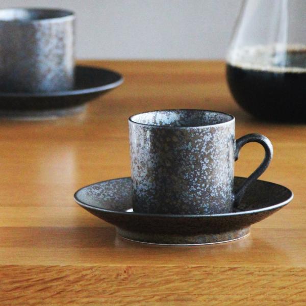 ギフト不可直線的なデザインが印象的でちょっと小ぶりなカップ真っ直ぐ円筒形なカップとリムが直線的なデザインは、北欧インテリアや古民家風のインテリアにも相性が良いコーヒーカップ＆ソーサーです。少し小ぶりなカップは上品に見栄え良くおもてなしができ...