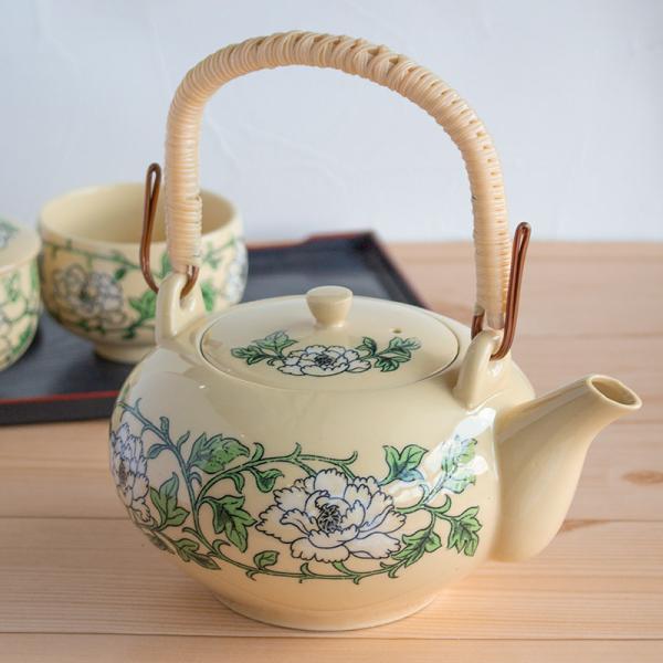 【商品名】白芍薬柄 土瓶 ※訳アリ・柄おまかせ【規格】アウトレット【サイズ】　＜本体＞　　直径：約14.5cm　（注ぎ口を含む長さ：約17.8cm）　　高さ：約9.8cm（持ち手除く）　　口径：約8.4cm　＜蓋＞　　直径：約8.3cm　　...