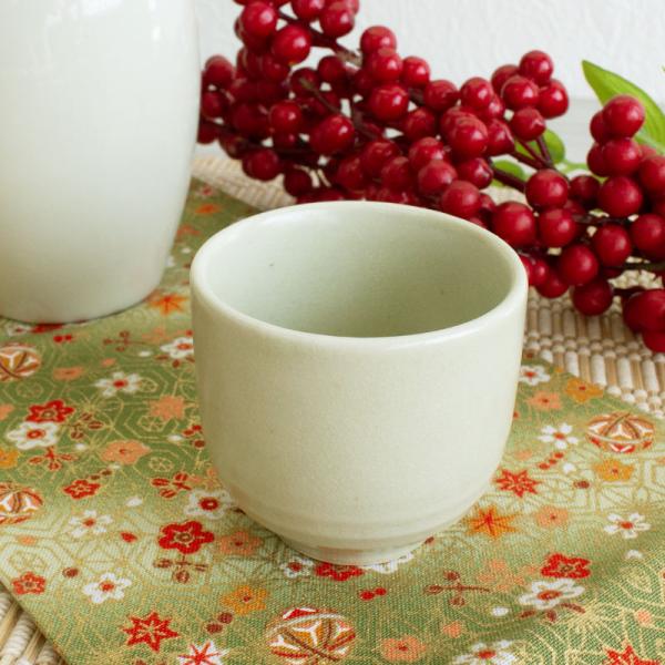 【商品名】くすみ色 貫入 段彫り ぐい呑み Φ5.0cm×H4.7cm【規格】アウトレット【サイズ】直径：約5.0cm、高さ：約4.7cm【重量】約70g【容量】約50cc（満水時）【素材】日本製磁器　電子レンジ…OK　食器洗浄機…OK　オ...