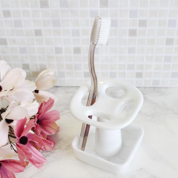【商品名】白磁 四ツ穴 歯ブラシスタンド H8.9cm ※滑り止めシール付【規格】アウトレット【サイズ】約7.8×7.5cm、高さ：約 8.9cm【重量】約220g【素材】日本製磁器（美濃焼）【商品説明】家族で使えるシンプルな陶器製歯ブラシ...