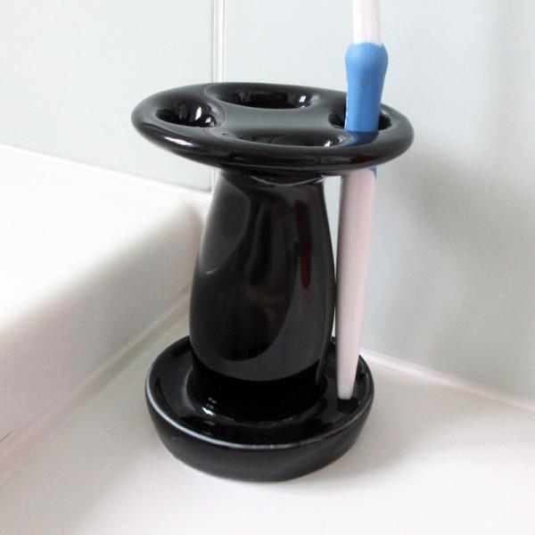 【商品名】陶製 歯ブラシスタンド 黒【規格】アウトレット【サイズ】約7cm×約6.1cm×高さ 約10cm / 穴のサイズ…約1.7cm×約1cm【重量】約150g【素材】日本製磁器（美濃焼）【商品説明】陶器でできた歯ブラシスタンドです。下...