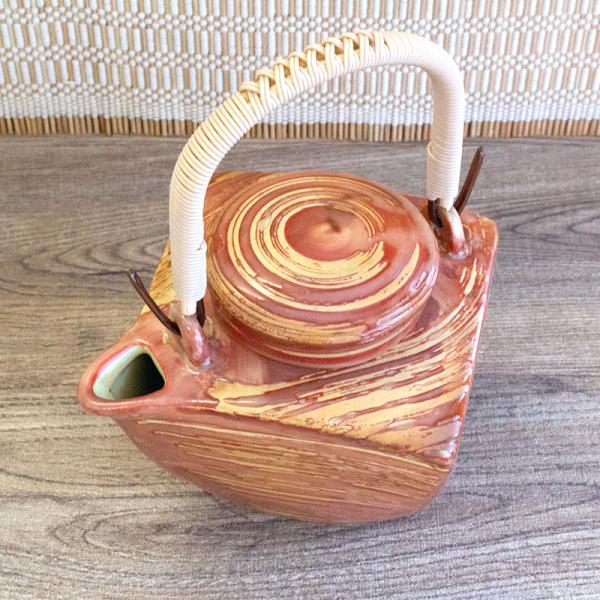 【商品名】刷毛巻 キューブ 土瓶（赤色）【規格】アウトレット【サイズ】約12cm×約11cm×高さ 約11cm（取っ手含まず）/ 最大幅 約16cm / 口径：約3.5cm【重量】約530g（蓋含む、取っ手含まず）【容量】満水時 約500c...