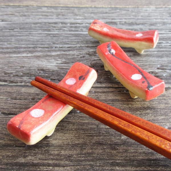 箸置き 和食器 箸おき 訳あり 色柄、形サイズの違いあり はしおき カトラリー 赤色 梅の花 花柄 和風 中国製 / 梅柄 2つ足 箸置き（赤色）