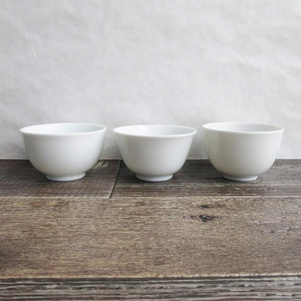 【商品名】白い煎茶碗（形・サイズおまかせ）【規格】アウトレット【サイズ】直径 約8.6cm〜約9.1cm×高さ 約5.3cm〜約5.7cm【重量】約80g〜約150g前後【容量】満水時 約170cc前後【素材】陶磁器　電子レンジ…OK　食器...