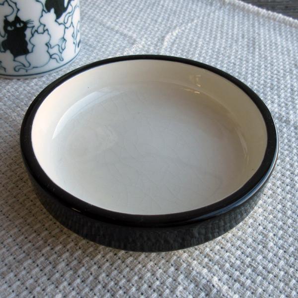 【商品名】モノトーン 灰皿 10.8cm【規格】アウトレット【サイズ】直径 約10.8cm×高さ 約3cm【重量】約190g【素材】陶磁器　電子レンジ…NG　食器洗浄機…NG　オーブン…NG【商品説明】内側と底がクリーム色、側面が黒色の陶製...