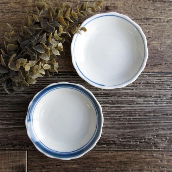 小皿 3.8寸 和皿 染付 花型 裏が八角形 丸いお皿 和食器 醤油皿に 取り皿 漬物 使いやすいデザイン / 波渕 バター皿 12cm（2柄選択）