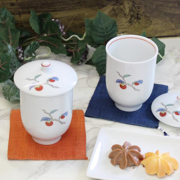 【商品名】香泉作 白磁柿柄 蓋付湯呑（1個売り）【規格】アウトレット【サイズ】＜本体＞　直径：約7.0cm　高さ：約9.2cm＜蓋＞　直径：約7.9cm　高さ：約2.9cm＜蓋装着時＞　高さ：約11.5cm【重量】約220g ※本体＋蓋【容...