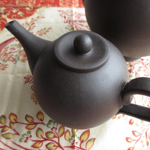 【商品名】まんまるな中国茶ポット 小 470cc（茶こし無し）【規格】アウトレット【サイズ】直径 約10cm（取手・注ぎ口含む 約18cm）×高さ 約12cm / 口径 約4cm【重量】約300g（蓋含む）【容量】満水時 約470cc【素材...