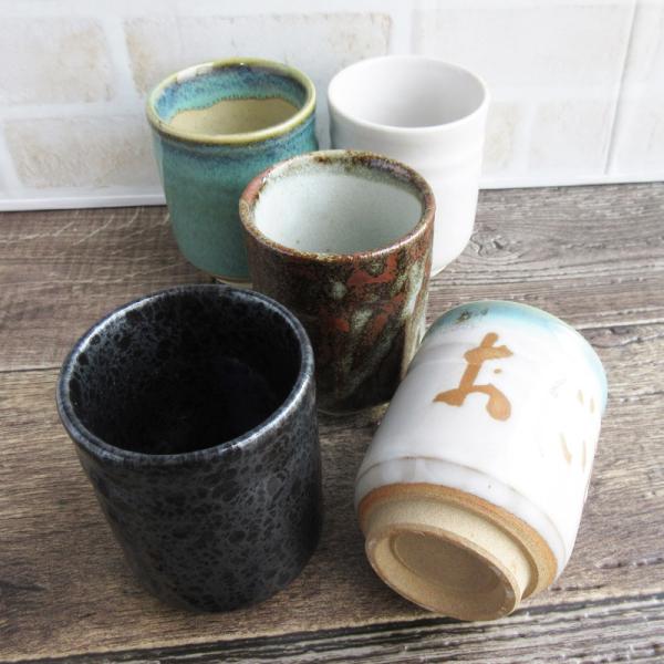 【商品名】当店おまかせ 和風な湯呑（色柄おまかせ）【規格】アウトレット【サイズ】直径 約7〜7.3cm×高さ 約9cm前後 / 口径 約6.3〜6.5cm【重量】約220g〜約250g前後【容量】満水時 約---cc前後【素材】日本製磁器（...