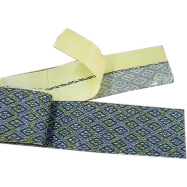 【カラー】　ブルー【サイズ】　２ｍ　袋入り　【素材】　表：ポリエステル　裏：接着テープ　【生産国】　日本上敷きをカット後の後処理に。両面テープ加工なので、シールを貼るように簡単です。粘着が弱い場合は、市販の強力両面テープで補強をしてください...