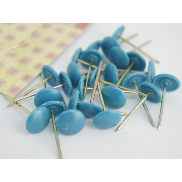 【サイズ】　長さ：約２８ｍｍ　頭部分：直径１３ｍｍ【素材】　頭部：スチロール（直径：１３ｍｍ）　足部：クロメートメッキ（長さ：２８ｍｍ）【生産地】　中国カーペットや上敷きを固定するのに最適です。