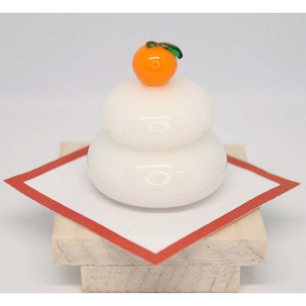 鏡餅本体・高さ：約34mm,幅：約30mm木台サイズ・横幅：40mm,奥行：40mm売り切れの場合、日数がかかる場合がございます。手作りの為、色や形、サイズ等多少変わる場合があります。