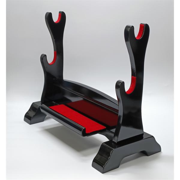 刀掛台 二本掛据え置き型の刀掛け。二本掛けになります。大切な模造刀や美術刀、木刀などのレイアウトにどうぞ。簡易的な組立が必要です。全幅：380mm高さ：320mm奥行：150mm材質：台座は木製、刀掛木合成材