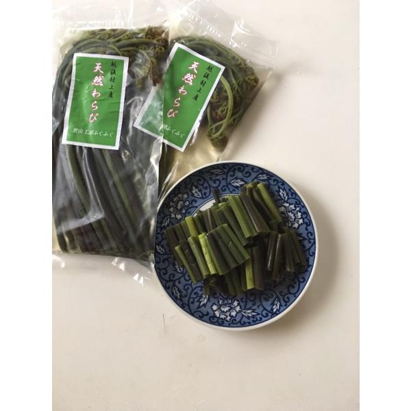 村上市内で採取し昔ながらの塩のみで保存した天然わらびをすぐに召し上がられるよう脱塩しました。ご注文をいただいてから脱塩・袋詰めをいたします。着色料、保存料等は使用しておりません。さっと水洗いして切るだけでわらびのお浸しが出来上がります。その...