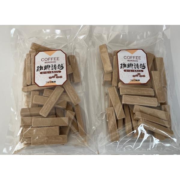 小豆粉を木などでできた枠に入れて固めた和菓子です。口の中に入れると甘い粉がゆっくりさらさらと融けます。コーヒー味。