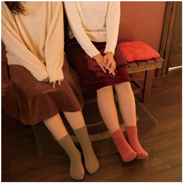 ■製品特徴ソックスなので、毎日、履くだけで簡単角質ケアだまされたと思って！とお勧めし、愛され続けて20年以上のロングヒット商品肌から自然に出る水分を保持してくれる特殊保湿シートにより、かかとのカサカサが短期間で「柔らかく・ふわふわ・ツルツル...