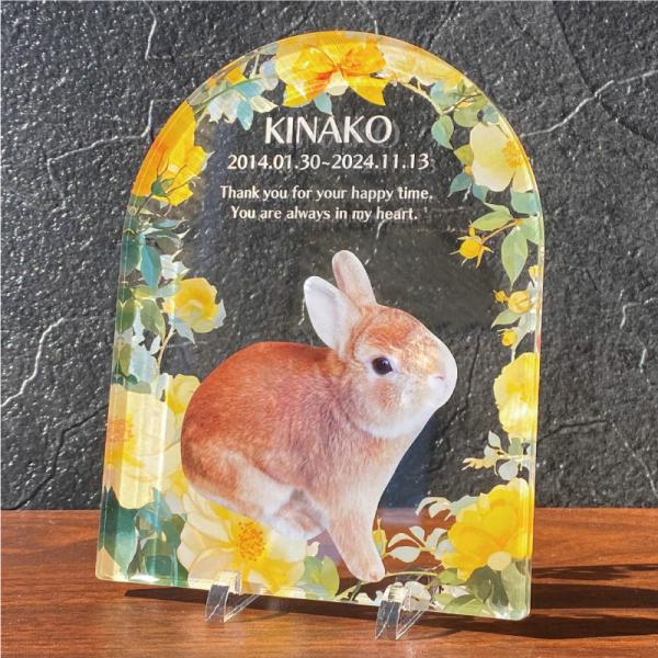 大切なペットの誕生日、記念など、思い出の写真をフォトスタンドにしてみませんか？◆デザインさくらブーケひなたブーケスプリングブーケウィンターブーケ※背面は白色になります。◆サイズ画像欄からご確認ください。ご希望のサイズをオプション欄からお選び...