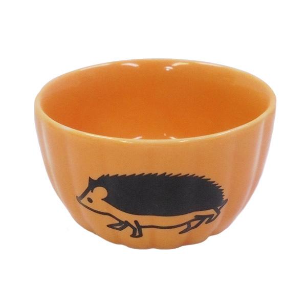 ハリネズミのイラストがプリントされたSBSオリジナルのスフレ食器です。小動物がエサ皿や水皿として使用するのに丁度良い大きさになります。陶器製なので重みがあり、ペットがひっくり返しにくくなっています。熱湯消毒も出来るので衛生的です。サイズ：直...