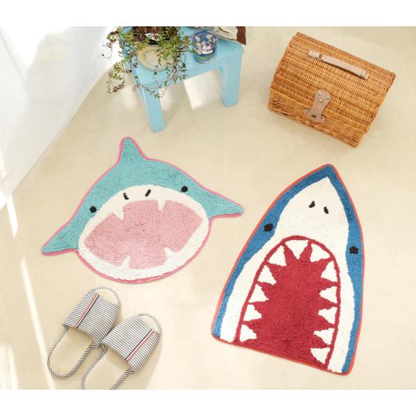 威嚇しているけどちっとも怖くない、かわいいヤツらが仲間入り。※お手入れの際は手洗いでお願いします。また色落ちすることがありますので他の商品と分けてお洗いください。繊維の抜け、多少の縮みなどが生じることがあります。＜サメA（親）＞約60×40...