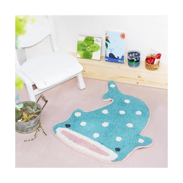 綿100％サイズ：約54×47cmお部屋を楽しげに泳いでいるようなジンベエザメのシェイプマットです。※お手入れの際は手洗いでお願いします。洗濯機のご使用はできません。また色落ちすることがありますので他の商品と分けてお洗いください。繊維の抜け...