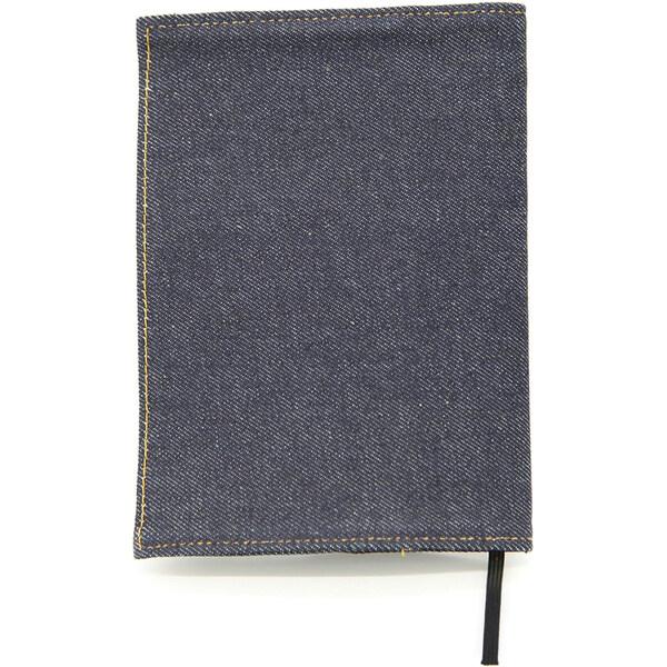 コシのある丈夫な「倉敷帆布」を使用!文庫サイズの「ブックカバー」です。使い込む程に手になじむ帆布の風合いを楽しめます。横幅10.6×高さ15×厚み2.5cmまでの文庫本に対応しています。背幅に合わせて、折り返しを調節できます。普段使いや、本...