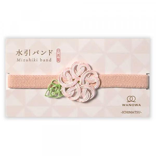 やさしい和柄に、心がほっこり和んで、ちょっと豊かになる「WANOWA (ワノワ)」シリーズ。凝った水引がついたゴムバンド「水引バンド」です。ピンク色の桜結びが可愛らしく華やかなデザインです。朱印帳や手帳のバンド、ラッピングなどに。【サイズ】...