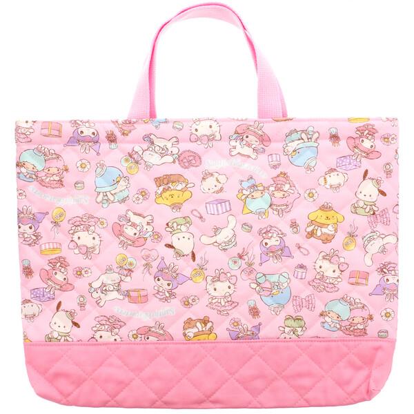 人気「サンリオキャラクターズ」大集合♪通園・通学の必需品「レッスンバッグ」です。ふんわりやわらかい、中わた入のキルティング生地を使用。持ち手は、しっかり丈夫なテープです。月曜セット(体操着・上履き・白衣など)などをまとめて入れられます。プレ...