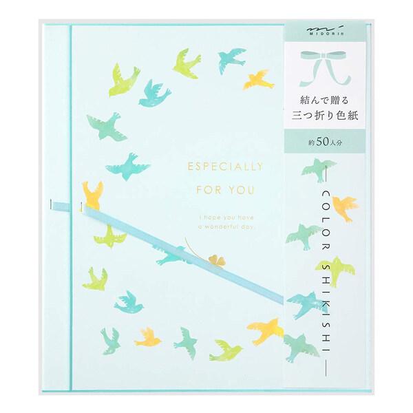 ・ギフトとして贈れる色紙上品なサテンのリボン付きの三つ折り色紙です。色紙に取り付けられたサテンリボンを結ぶと、そのまま贈れるメモリアルなギフトが完成。前面に大きく施した箔押しがギフト感を演出します。クローバーをくわえた青い鳥が相手の幸運を祈...