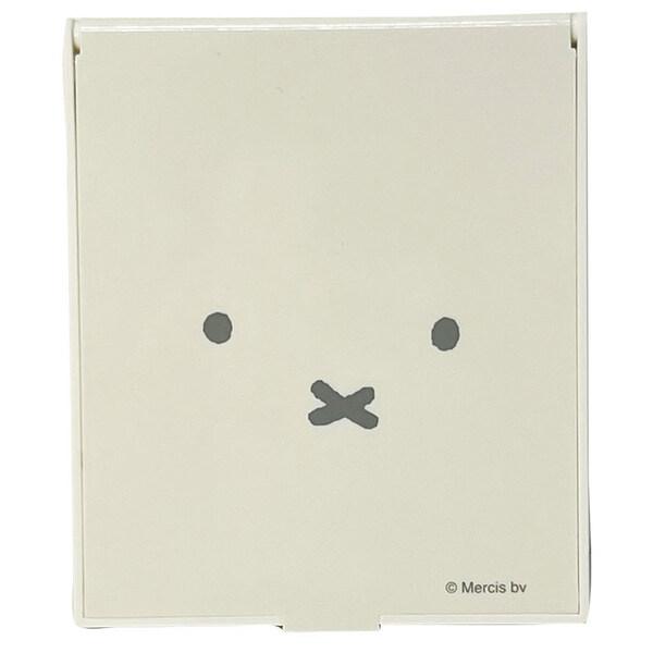 大人気「miffy (ミッフィー)」の「フェイス」シリーズ第6弾。シンプルなお顔の王道デザインは、人気が衰えないデザインです。バッグにも入れて持ち運びしやすい、Mサイズ「ミラー」です。フタを大きく開くと、スタンドになって便利。【サイズ】約W...