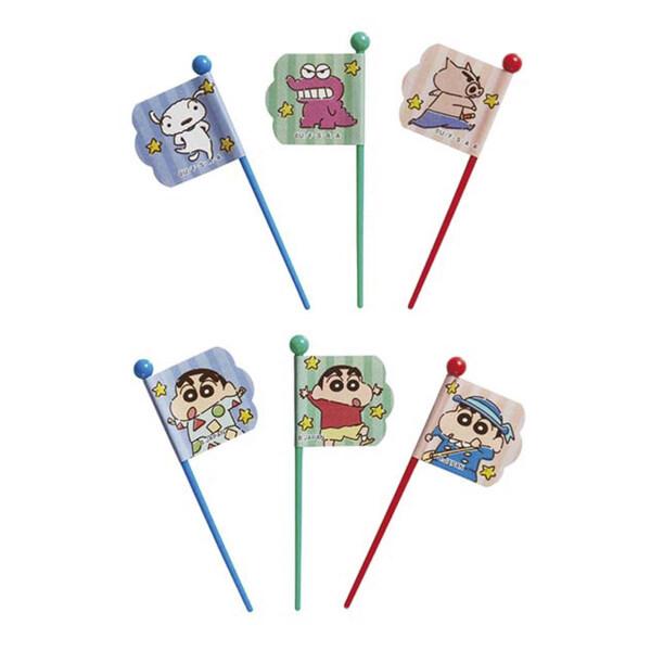 「クレヨンしんちゃん」と楽しくランチ♪お弁当やパーティの彩りに活躍する「ピック」です。ピックにカラフルなフラッグが付いています。運動会など、お子さまのがんばりを応援するシーンにもピッタリ!【サイズ】約24×67×5mm【重　量】約9g (包...
