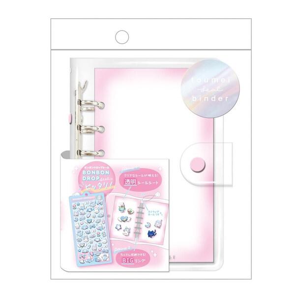 大人気シールバインダー。シンプルデザインで大人の方にも◎デコって楽しく、シール交換♪【サイズ】W180×H210×D30mm【素　材】PVC、鉄、PP■メーカー: クーリア■品番: 01061※ご注文合計額が￥1100 (税込)以上の場合、...