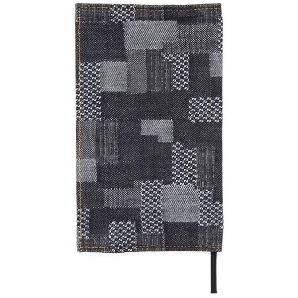 世界的にも評価の高い「岡山デニム」を使用!新書サイズの「ブックカバー」です。使い込む程に手になじむ帆布の風合いを楽しめます。横幅10.6×高さ17.4×厚み2cmまでの新書に対応しています。背幅に合わせて、折り返しを調節できます。普段使いや...