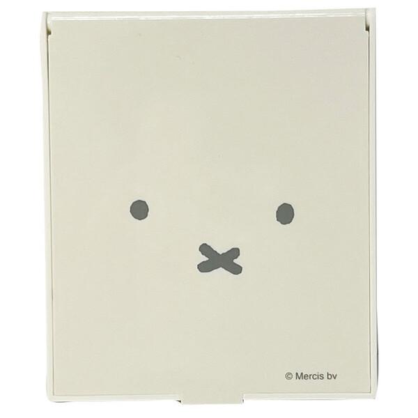 大人気「miffy (ミッフィー)」の「フェイス」シリーズ第6弾。シンプルなお顔の王道デザインは、人気が衰えないデザインです。バッグにも入れて持ち運びしやすい、Mサイズ「ミラー」です。フタを大きく開くと、スタンドになって便利。【サイズ】約W...