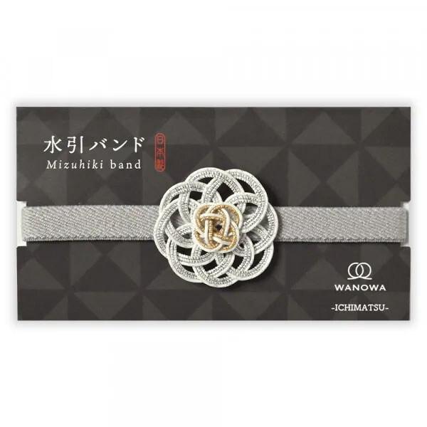 やさしい和柄に、心がほっこり和んで、ちょっと豊かになる「WANOWA (ワノワ)」シリーズ。凝った水引がついたゴムバンド「水引バンド」です。銀と金でまとめた、シンプルで男女問わず使いやすいデザインです。朱印帳や手帳のバンド、ラッピングなどに...