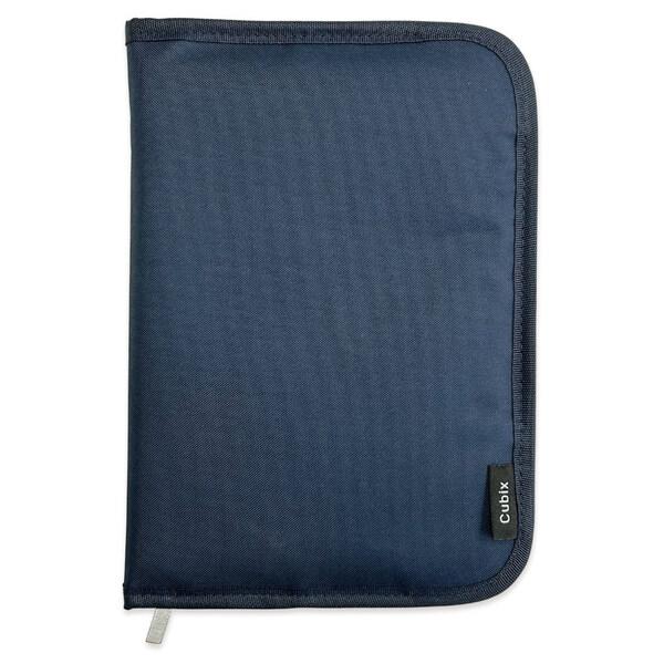 本をやさしく包み込む、ファスナー付♪A5判サイズのブックカバー「ラウンドジップN」です。軽くて丈夫、汚れに強いナイロン素材を使用。ペンがさせる透明PVCのループ付。使い勝手の良い表紙側に、小物が収納できる内ポケット付。しおりやメモなどを入れ...