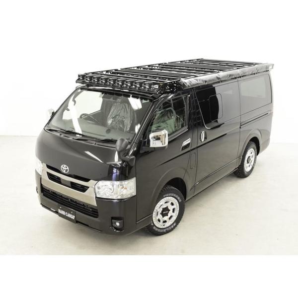 ハードカーゴからハイエース用キャリアが登場！３分割式で簡単に取り付け可能です。・スチール製パウダーコート仕上げ・本体耐荷重100kg（フルセット装着時）・車検対応・３分割で取り付け簡単・フロントにワークライト、LEDマーカー取り付け可能・ロ...