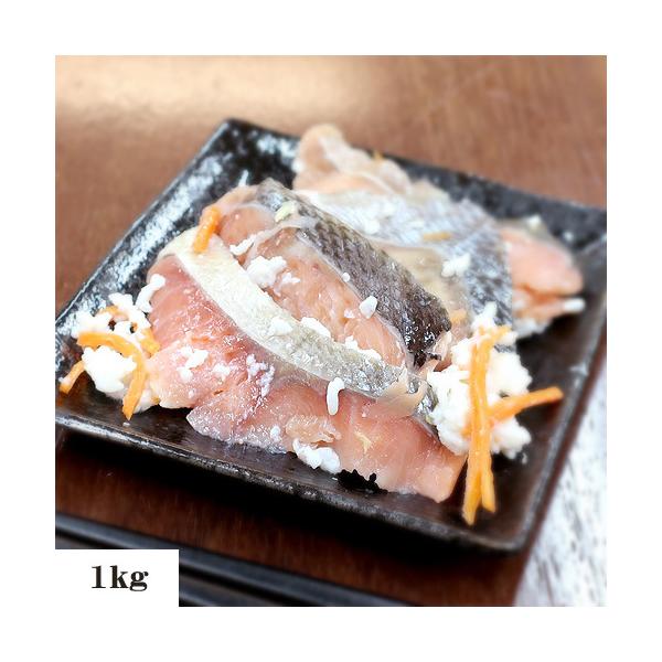 北海道伝統の味、飯寿司。厳しい冬の貴重なタンパク源として作られました。新鮮な魚にご飯、麹、野菜を加えた発酵させた伝統的なお惣菜です。商品名：魚介加工品内容量：1kg原材料：秋鮭（北海道産）、米（北海道産）、人参、胡瓜、大根、醸造酢、こうじ、...