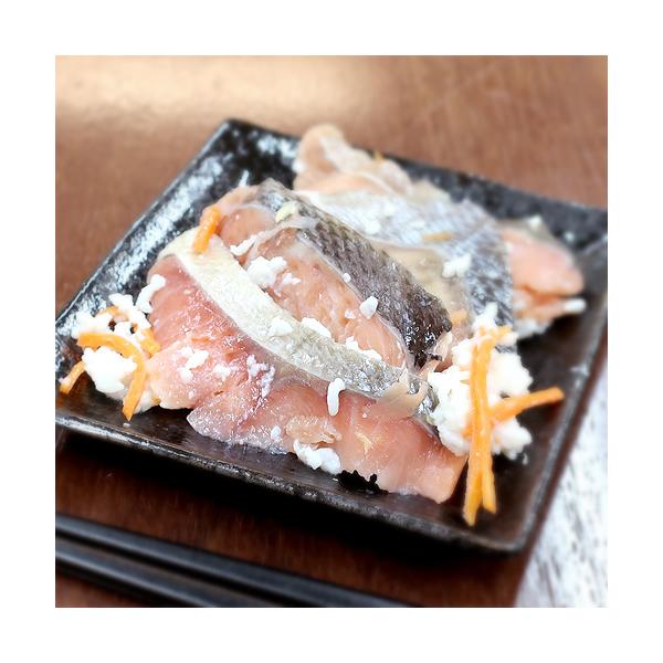 北海道伝統の味、飯寿司。厳しい冬の貴重なタンパク源として作られました。新鮮な魚にご飯、麹、野菜を加えた発酵させた伝統的なお惣菜です。商品名：魚介加工品内容量：230g原材料：秋鮭（北海道産）、米（北海道産）、人参、胡瓜、大根、醸造酢、こうじ...