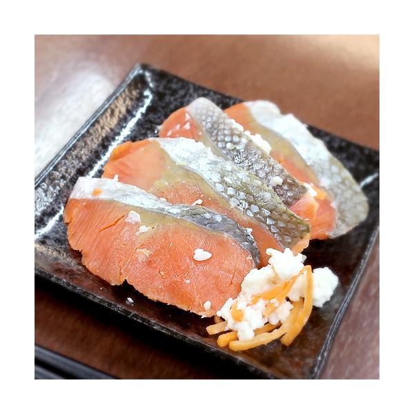 北海道伝統の味、飯寿司。厳しい冬の貴重なタンパク源として作られました。新鮮な魚にご飯、麹、野菜を加えた発酵させた伝統的なお惣菜です。商品名：魚介加工品内容量：230g原材料：紅鮭（アメリカ産）、米（北海道産）、人参、胡瓜、大根、醸造酢、こう...