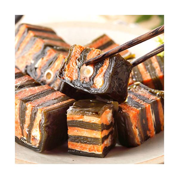 紅鮭と北海道産昆布を、何段もミルフィーユ状に重ねて巻いた、見た目も綺麗なひと味違った昆布巻です。秘伝の調味液で骨までじっくりやわらかく炊き上げ、中骨もホロリと柔らかく仕上がっています。中骨も一緒に炊き上げるので、骨に含まれる旨みが全体に行き...