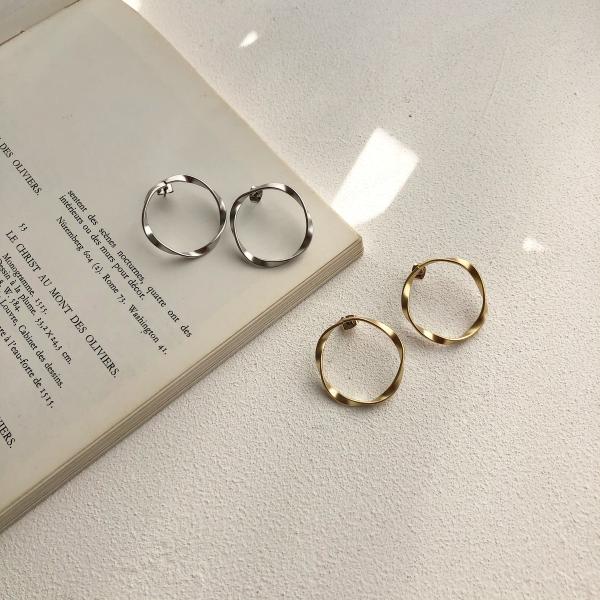 ピアス ツイスト 大ぶりスクエア  両耳用 ステンレスポスト シンプル 真鍮  カジュアル レディース 大人かわいい デイリー 上品 きれいめ