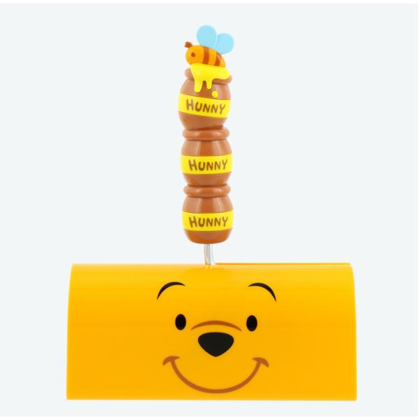 東京ディズニーリゾート限定のコロコロクリーナーサイズ：縦約７ｃｍ　横約１８ｃｍ　高さ約２３ｃｍ芯の内径38ｍｍ　テープ幅：約160ｍｍ付属のシーを使い終わったあとは、市販のコロコロシートを使用できます。くまのプーさんのデザインのお掃除グッズです。