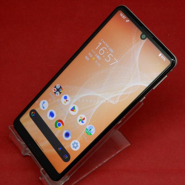 シャープのSIMフリーアンドロイドスマホです。動作に異常はありません。外観は液晶ディスプレイに線傷が多数あり目立ちます。サイド右上に凹み傷があります。背面に小傷が数か所あります。全体に小傷やカスレがあります。添付品：SIMトレイ、欠品：クイ...