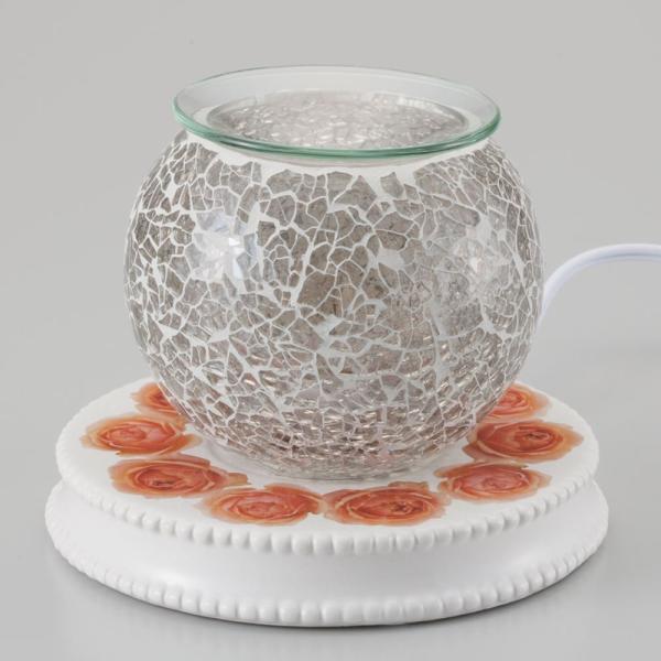 【商品概要】可愛いお花の絵柄の土台の上に、モザイクのシェードが素敵なアロマライトです。上部の受け皿にお好みのアロマオイルを数滴たらせば、やわらかな灯りとともにアロマの香りがお部屋に広がります。【商品説明】【商品詳細】ブランド：イシグロ(Is...