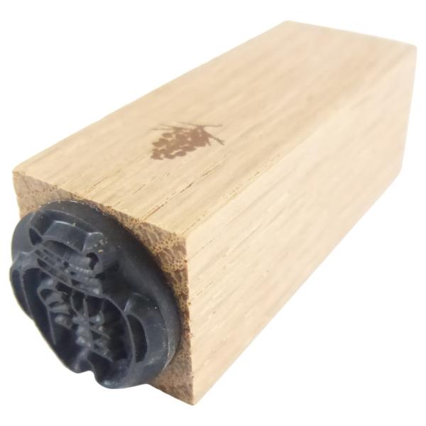 【商品概要】【印面サイズ】約15×15mm【印面材質】耐油性ゴム【ホルダー材質】ナラ材【付属品】紙製パッケージ・印面図案の解説(和文・英文)【商品説明】【商品詳細】ブランド：松島清光堂商品種別：文房具・オフィス用品商品名：松島清光堂 スタン...