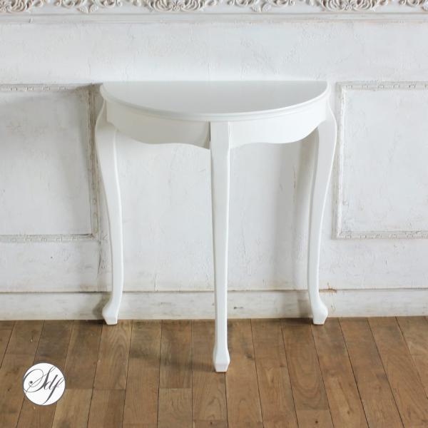 優雅な曲線を描く猫脚とすっきりとしたデザインが印象的なロココ調コンソールテーブル。壁際や玄関に寄せて置くだけで空間を上品に演出し、クラシカルな雰囲気を漂わせます。塗装は木目を活かし、アンティーク調の趣を感じさせる仕上げ。シャビーシックやフレ...