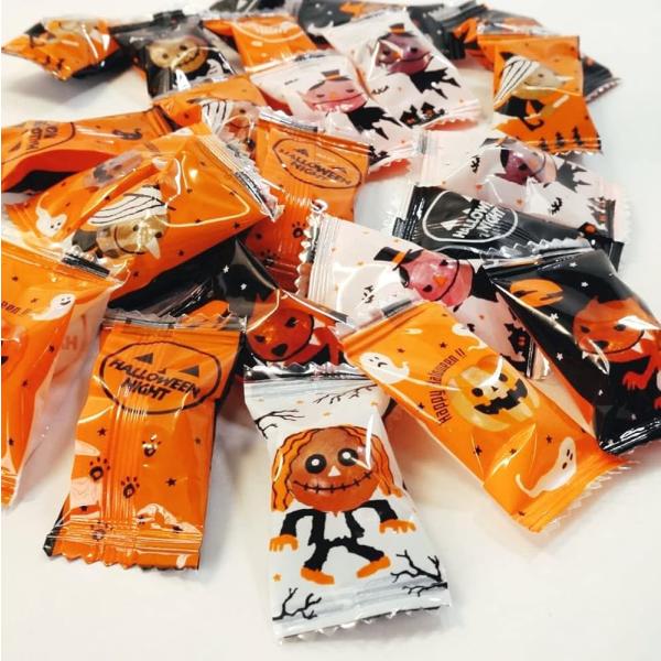 「商品情報」商品の説明たくさん配りたい方に最適！ハロウィンパッケージの小粒キャンディが500gで約200粒入っています。レモン、青りんご、オレンジ、イチゴなど4種類の味の小粒キャンディのハロウィンバージョンです。 飴の大きさは、一粒あたり約...