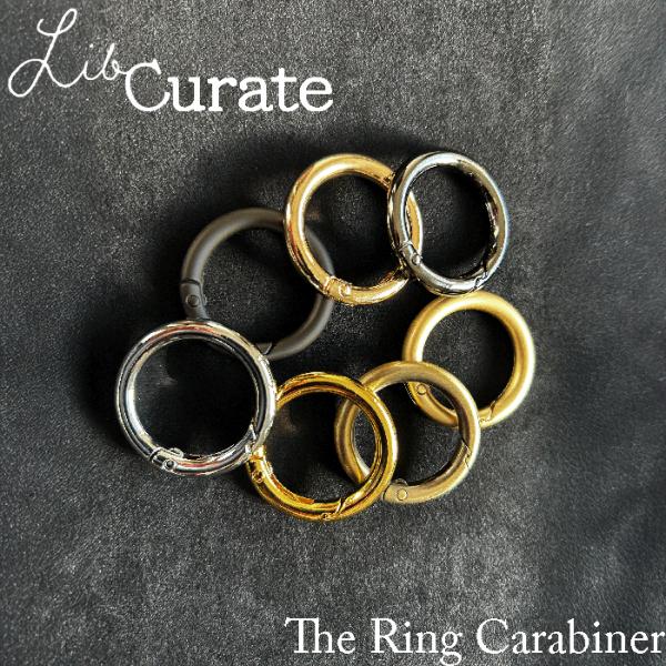 The Ring Carabinerシンプルなのに印象的。ミニマルな美しさが際立つリング型カラビナは、余計な装飾を省き、機能性とデザイン性を両立させたアイテム。ゴールドの温かみ、シルバーのクールさ、ブラックのモダンな雰囲気?その日の気分やス...