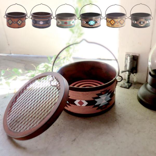 サイズ：W17.5×D14.8×H7.8cm（含持ち手15.8cm）素材：ブリキ生産国：中国人気のスチール蚊遣りとライバルに新色登場。アウトドアはもちろんインドアでも大活躍します。