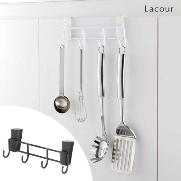 商品説明商品詳細 ツールや小物などをかけて使用するキッチン扉用のツールフックです。 フックを扉にかけるだけの簡単取り付け。移動や付け替えもラクラク♪ キッチンツールや小物などが収納できるフックが4個付いています。ラクールシリーズで揃えて統一...